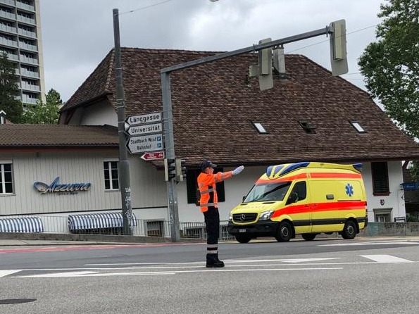Verkehrskadett regelt den Verkehr